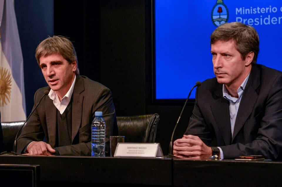 Luis Caputo y Santiago Bausili cuando eran funcionarios del gobierno de Mauricio Macri y responsables del desastre de la deuda de esos años.