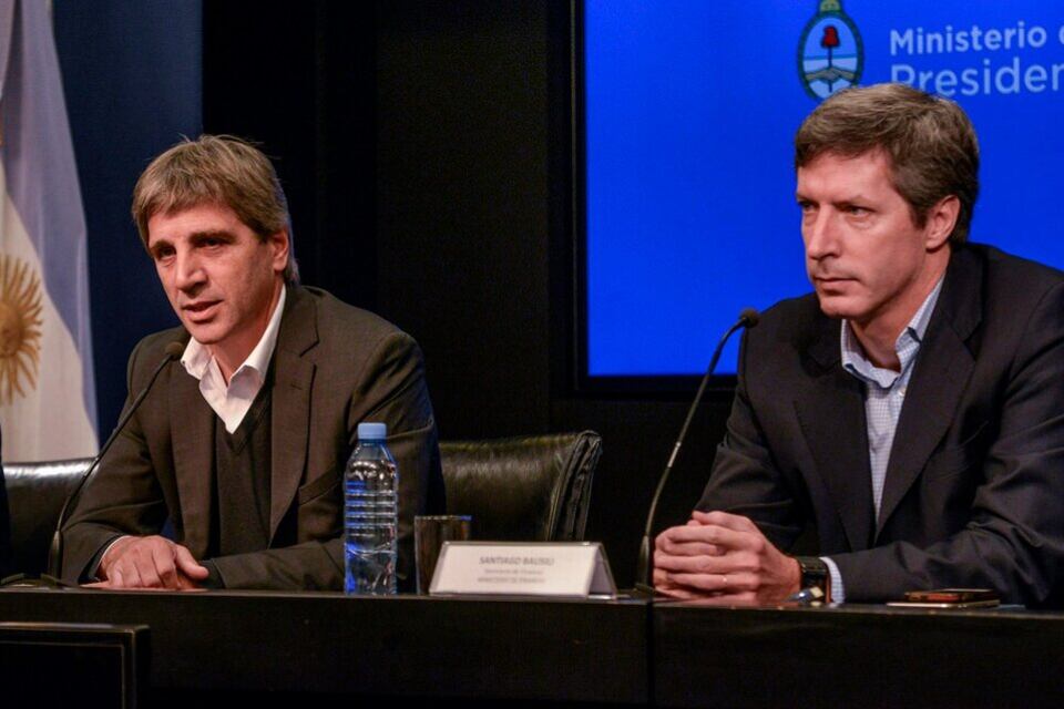 Luis Caputo y Santiago Bausili cuando eran funcionarios del gobierno de Mauricio Macri y responsables del desastre de la deuda de esos años.