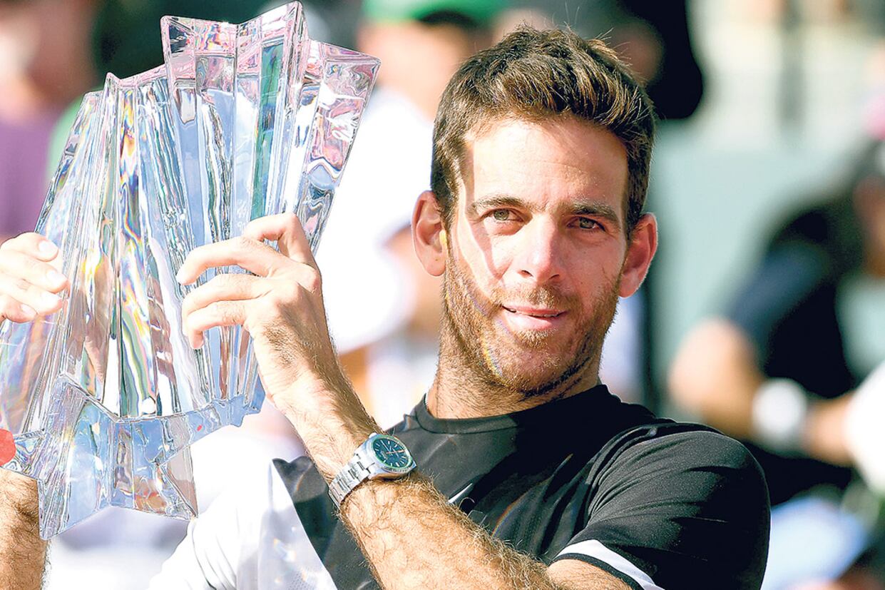Del Potro levanta el trofeo después de ganar un partido dramático ante el suizo Roger Federer. El argentino será hoy número seis del mundo.