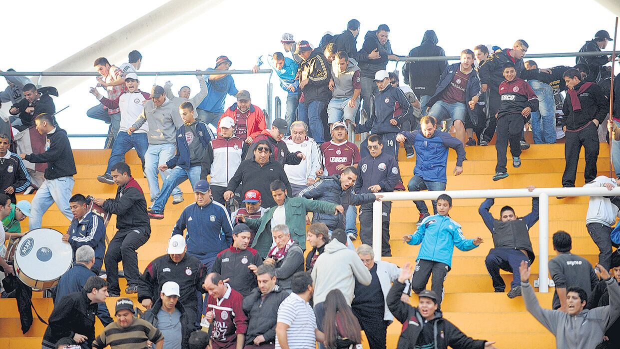 El último partido con visitantes fue Estudiantes-Lanús, en junio de 2013. Hubo un hincha muerto.