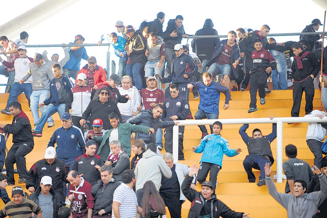 El último partido con visitantes fue Estudiantes-Lanús, en junio de 2013. Hubo un hincha muerto.