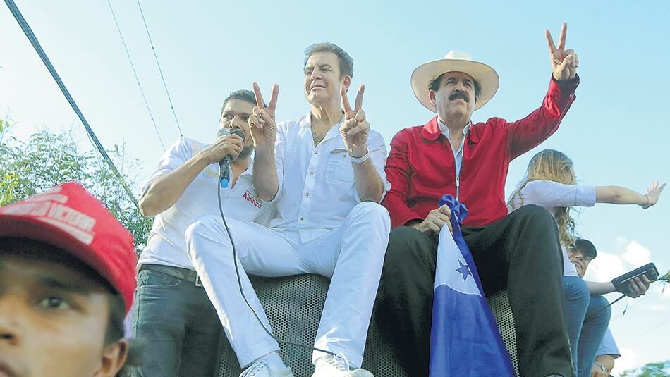 El candidato Salvador Nasralla acompañado del coordinador de su campaña, el ex mandatario Manuel Zelaya.