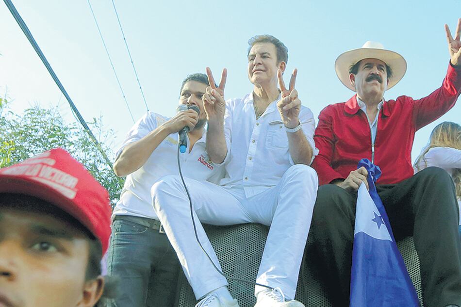 El candidato Salvador Nasralla acompañado del coordinador de su campaña, el ex mandatario Manuel Zelaya.