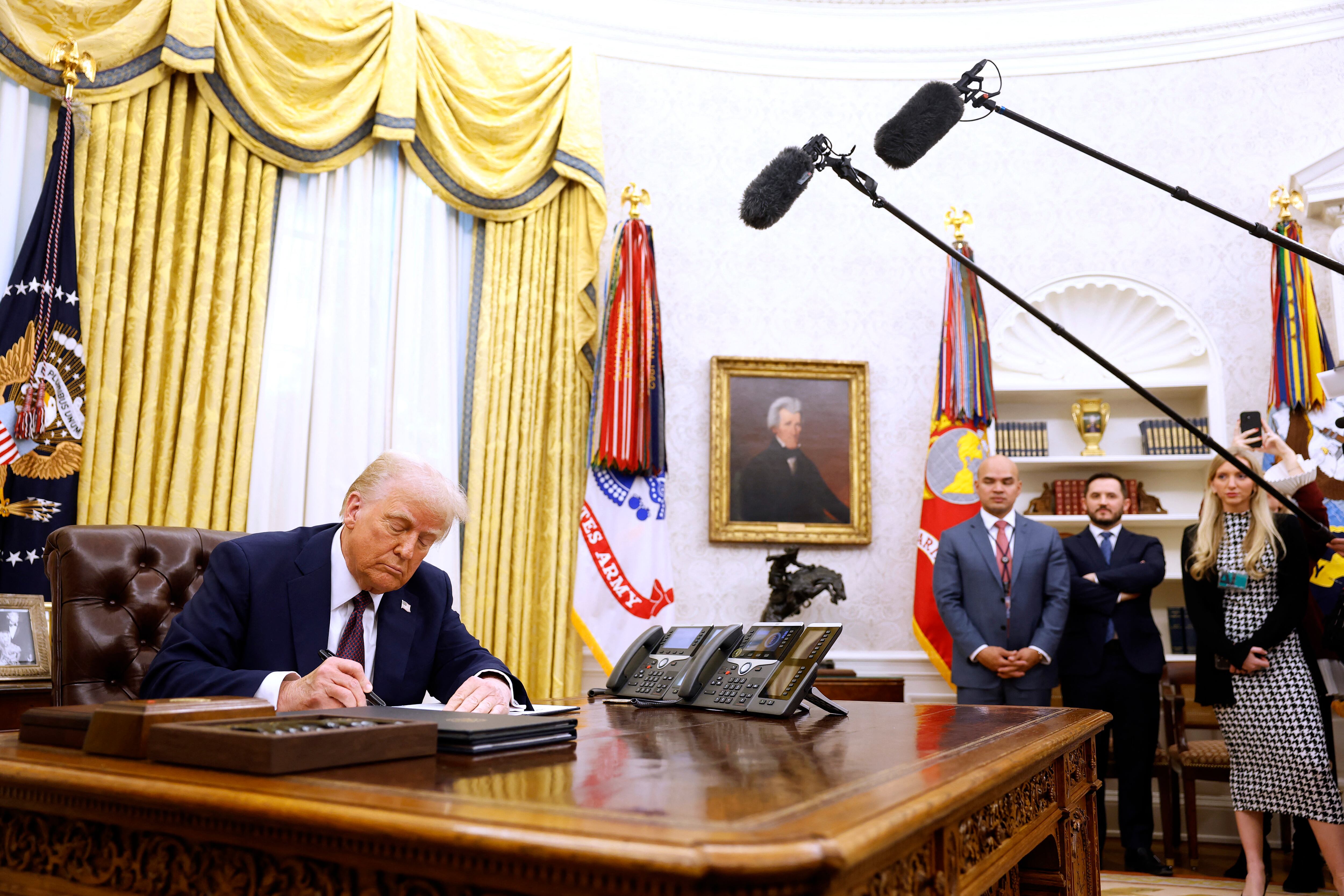 El mandatario norteamericano, firmando órdenes y decretos