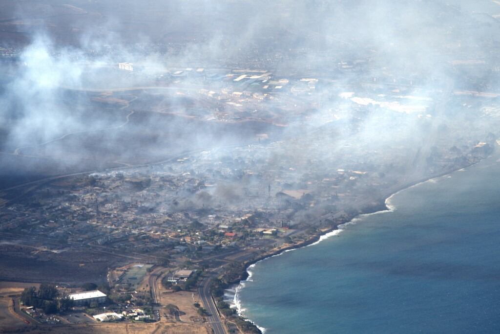 Hawái  incendiada por el clima seco del verano y la presencia del huracán Dora. 