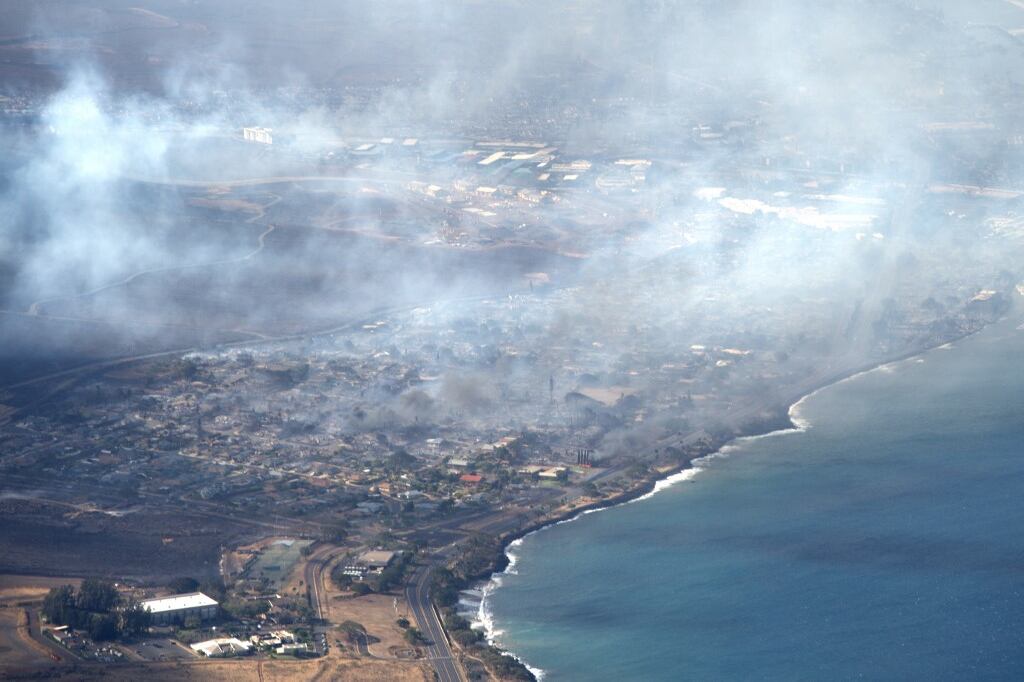 Hawái incendiada por el clima seco del verano y la presencia del huracán Dora.