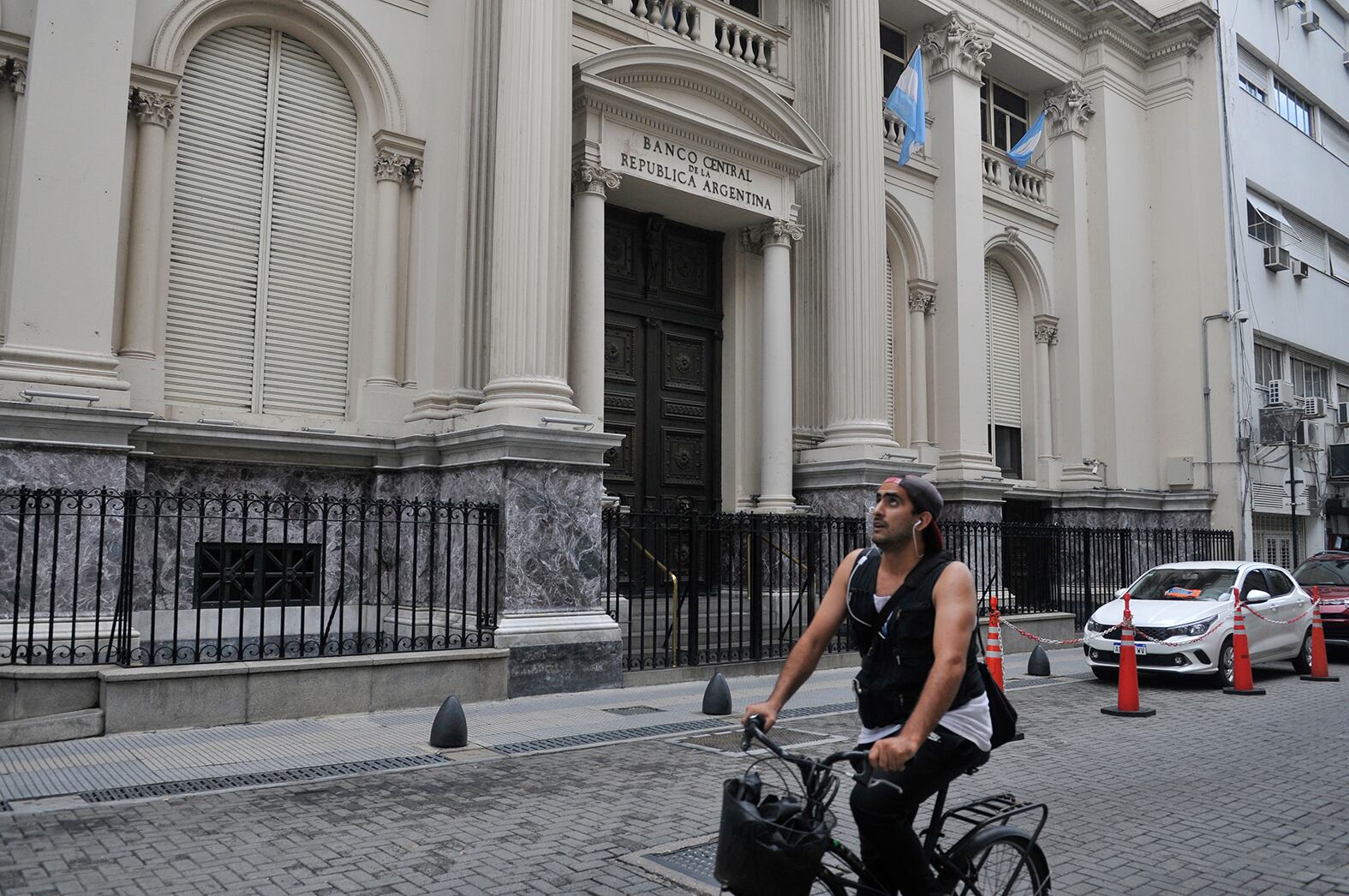 El Banco Central tiene la misión principal de administración de las divisas escasas de la economía nacional.