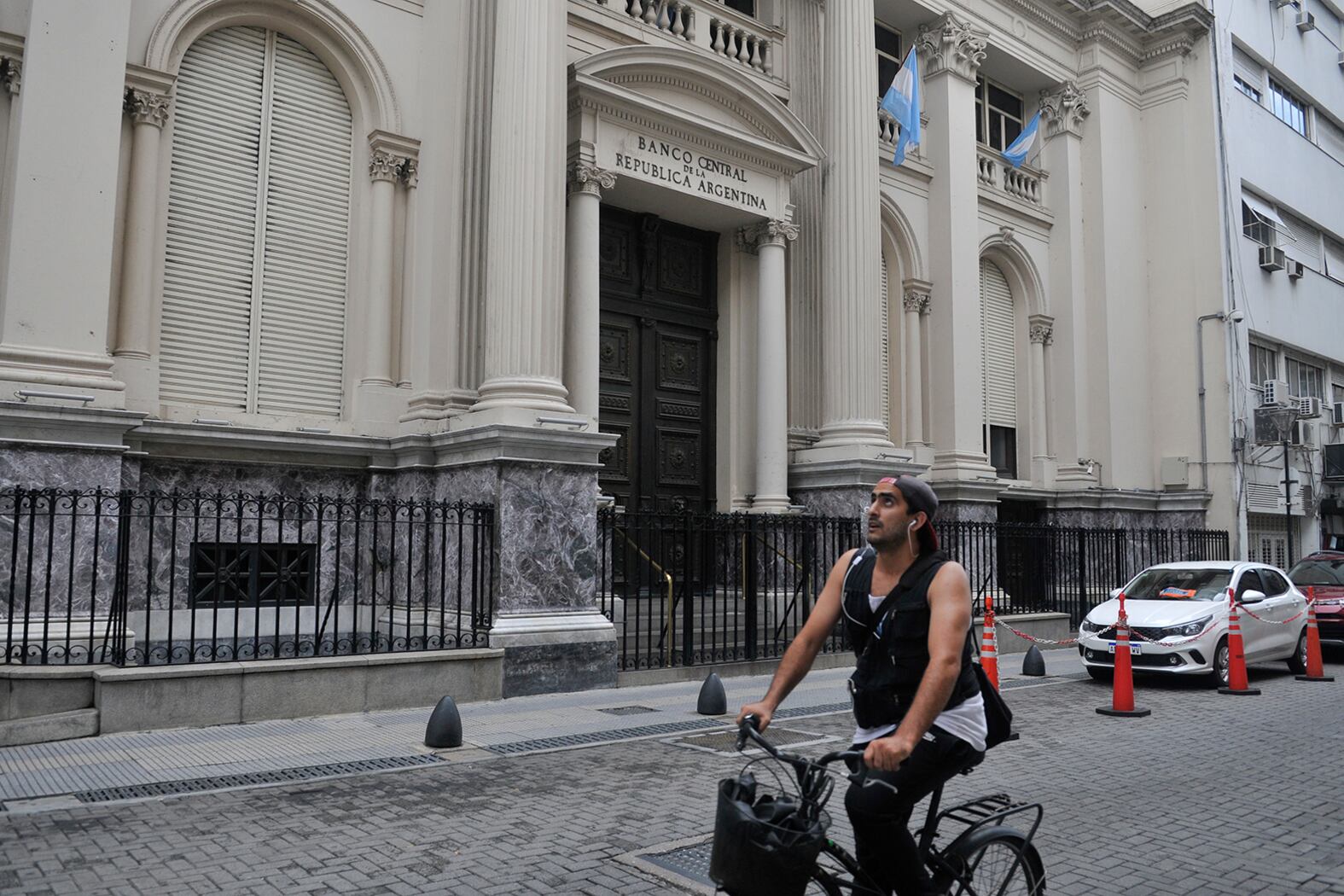 El Banco Central tiene la misión principal de administración de las divisas escasas de la economía nacional.