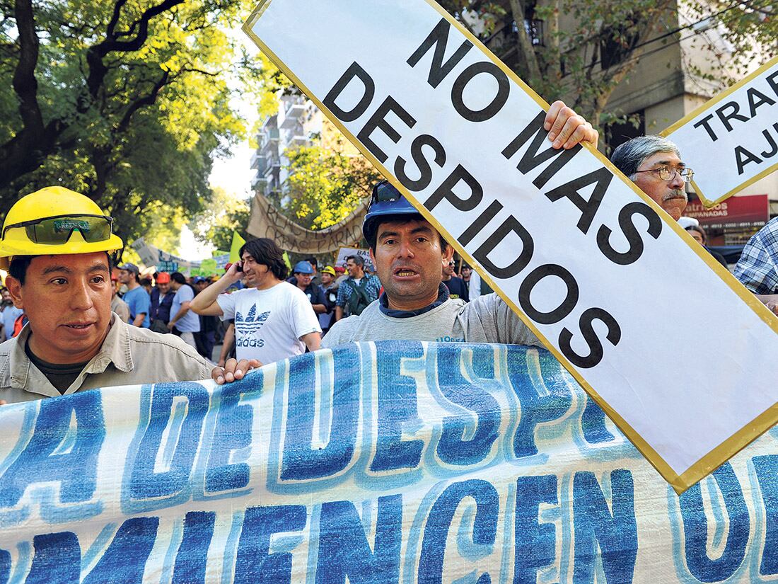 La ola de despidos en fábricas y cierre de comercios se hace notar en las estadísticas de los principales centros urbanos.