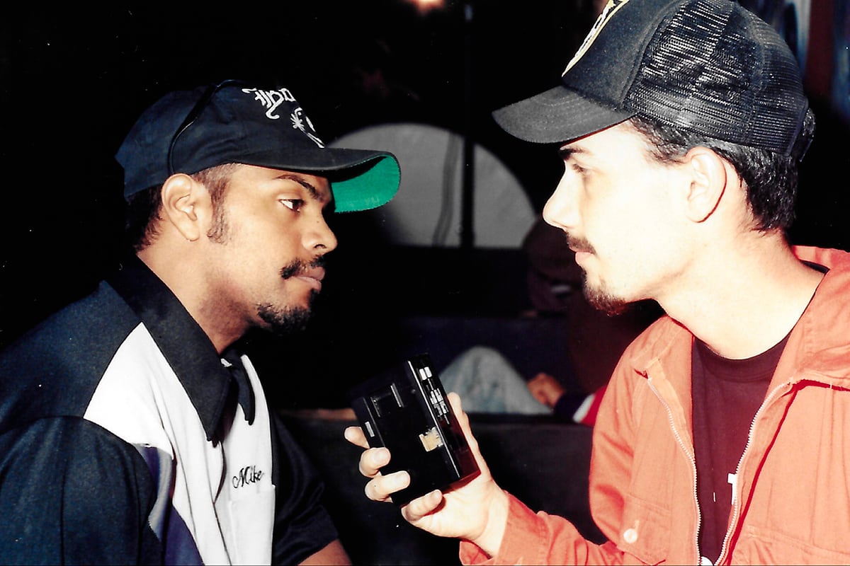 Juan Data entrevistando a Mike Dee