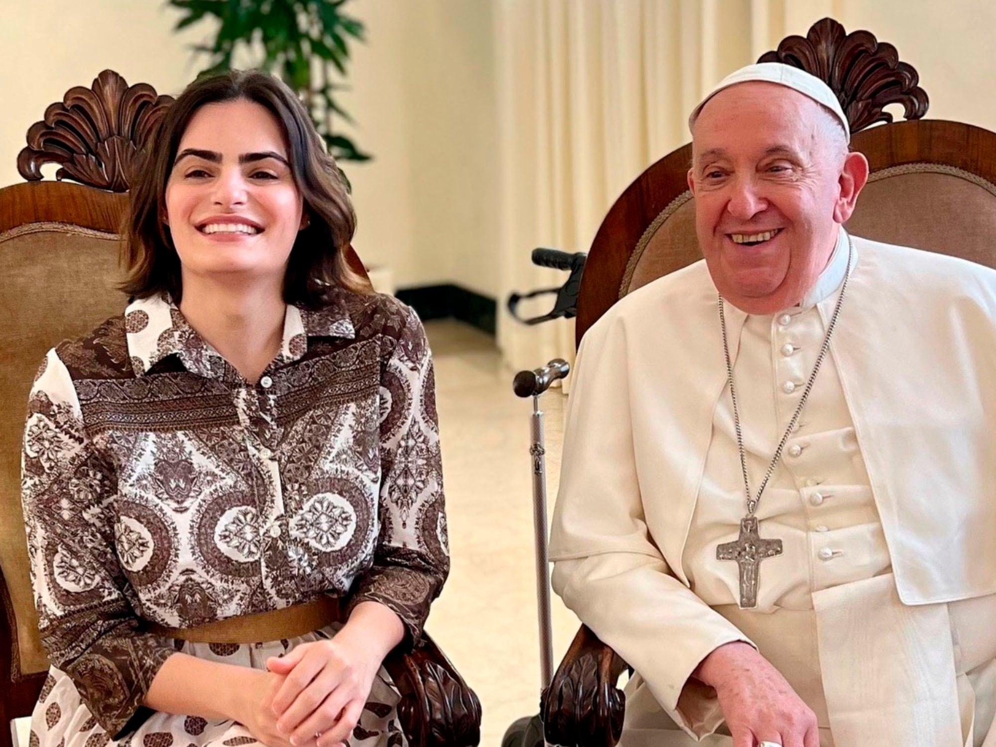 El Papa en audiencia con la actriz Nava Mau.