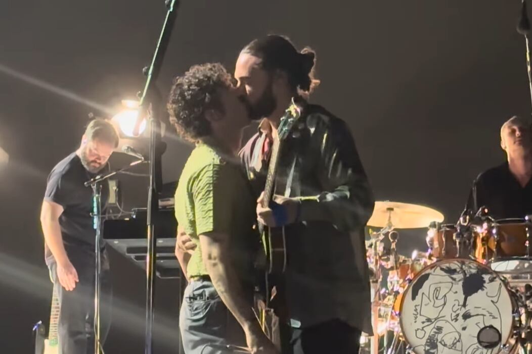 El beso entre Matty Healy y Ross MacDonald en el festival Good Vibes 2023 de Malasia. (Foto: captura de pantalla)