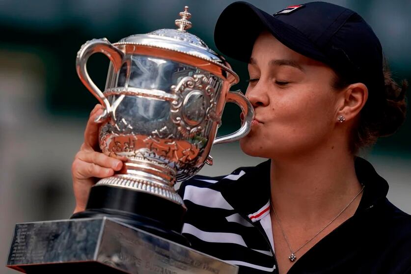 Ashleigh Barty besa el trofeo del Abierto de Australia.