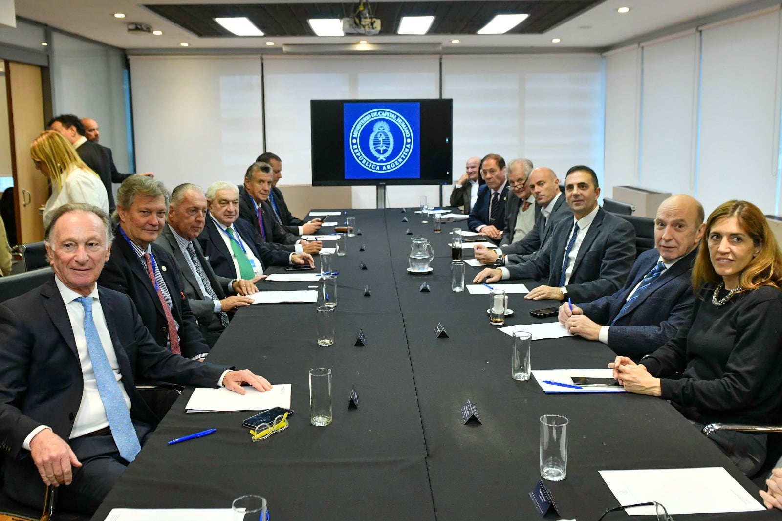 Julio Cordero (tercero de la der.) recibió a Funes de Rioja y Adelmo Gabbi (tercero y cuarto de la izq), entre otros integrantes del G-6