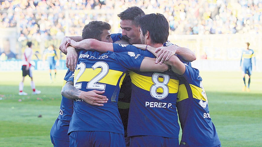 Los jugadores de Boca se abrazan con el autor del único gol de la tarde: Oscar Benítez.