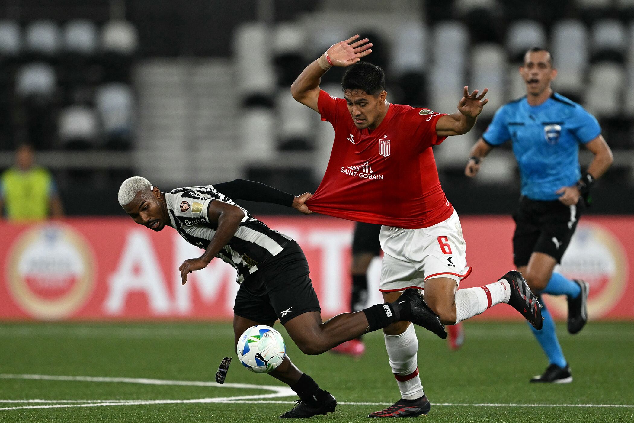 A Estudiantes se le escapó en el final