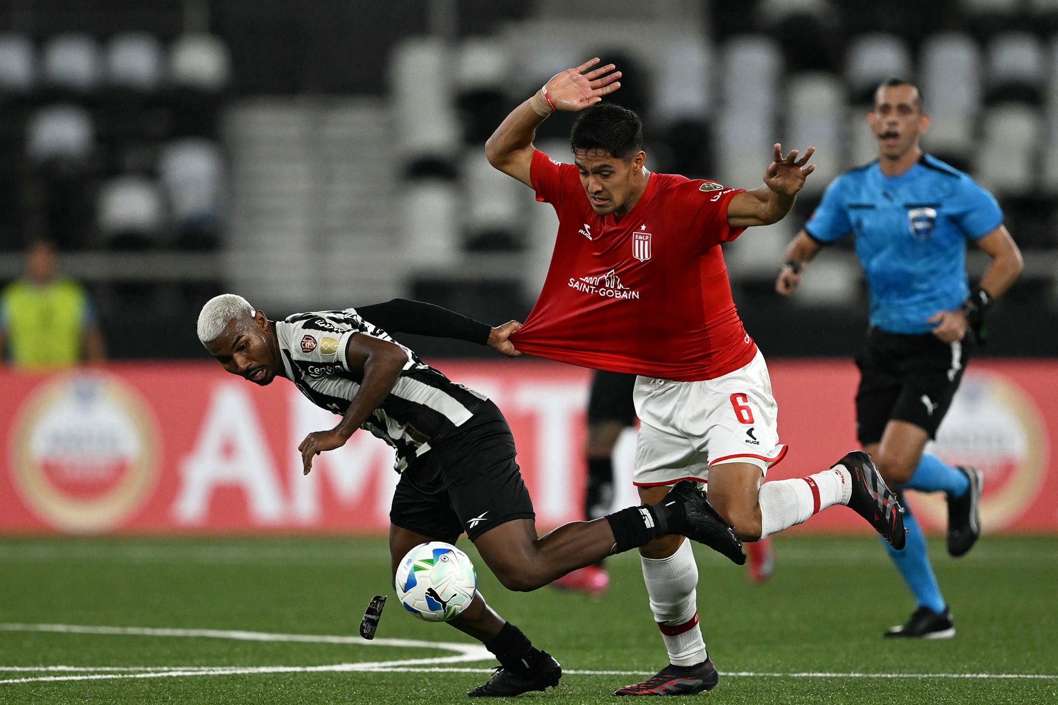 A Estudiantes se le escapó en el final