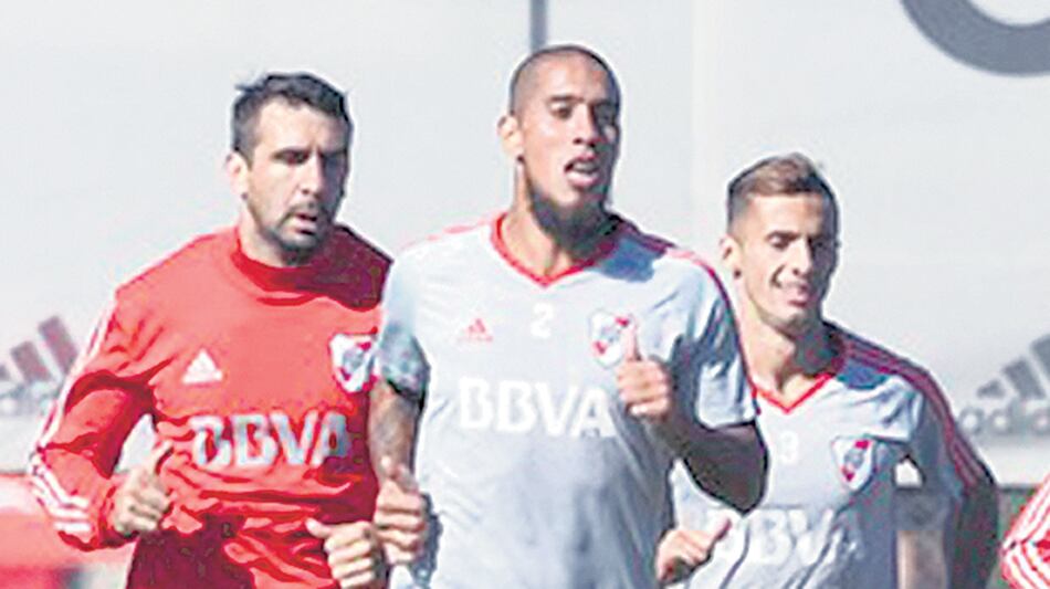 Maidana corre seguido por Pratto.