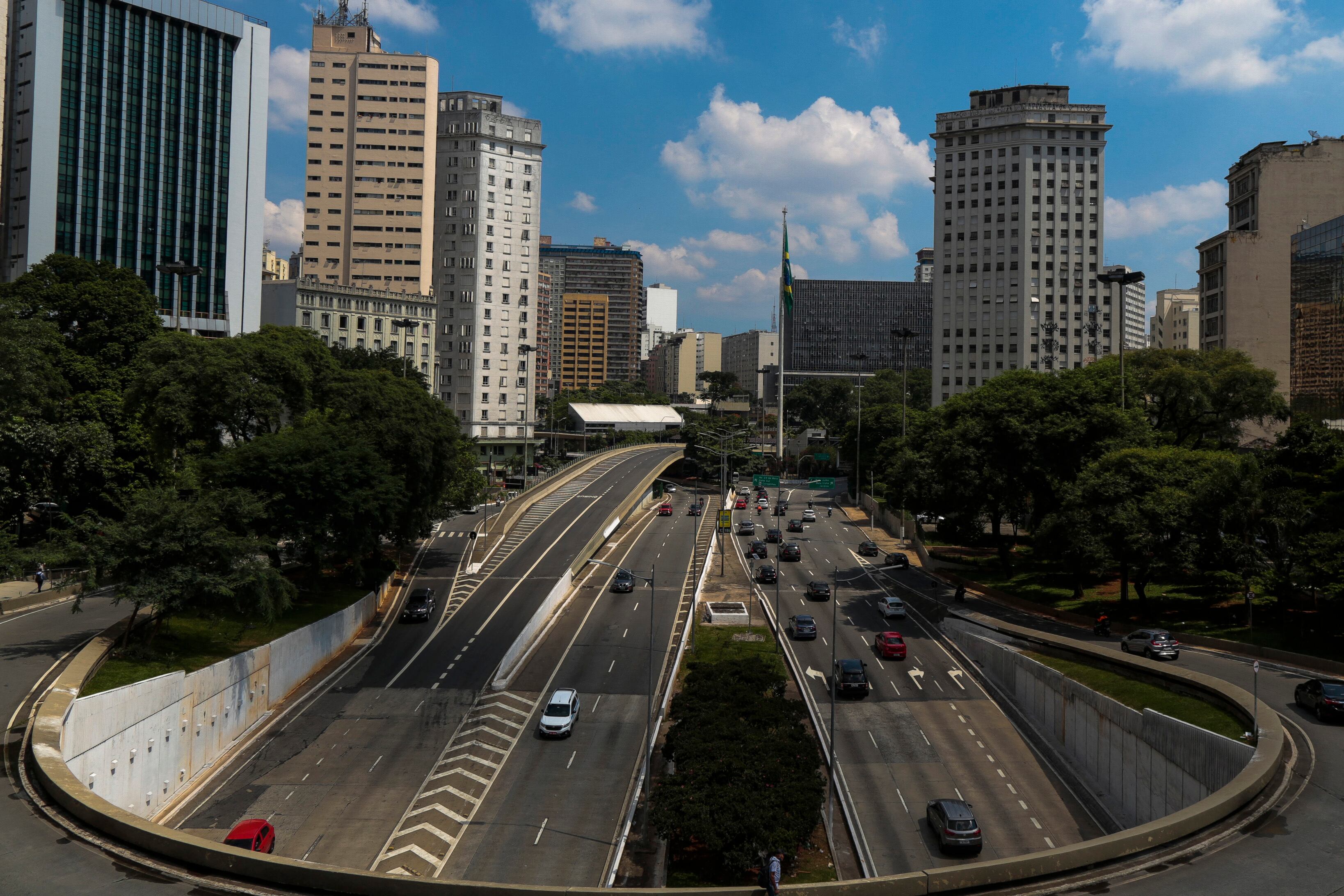 La avenida Nueve de Julio, casi vacía en el centro de la capital económica de Brasil