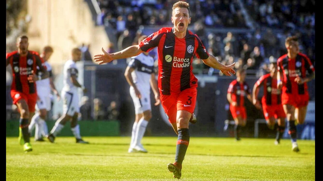Bruno Pittón festeja el gol conseguido ante Gimnasia en La Plata.