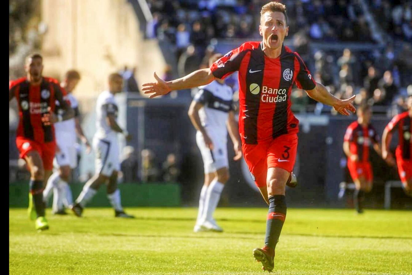 Bruno Pittón festeja el gol conseguido ante Gimnasia en La Plata.