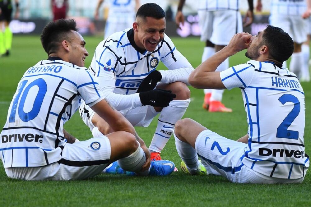Lautaro, Alexis Sánchez y Hakimi celebran el gol del argentino.