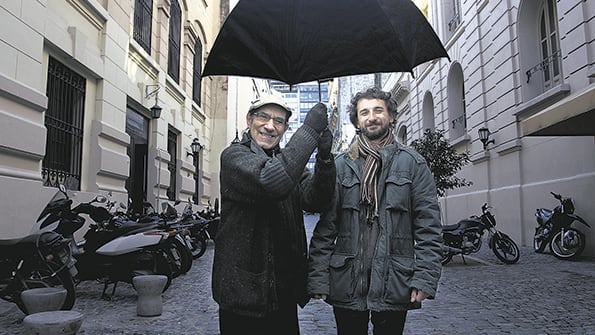 Horacio Fontova y el director del octeto La Hoguera, Julián Corach, participaron de las asambleas abiertas.