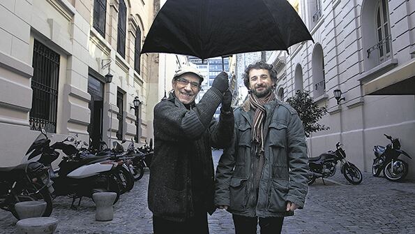 Horacio Fontova y el director del octeto La Hoguera, Julián Corach, participaron de las asambleas abiertas.