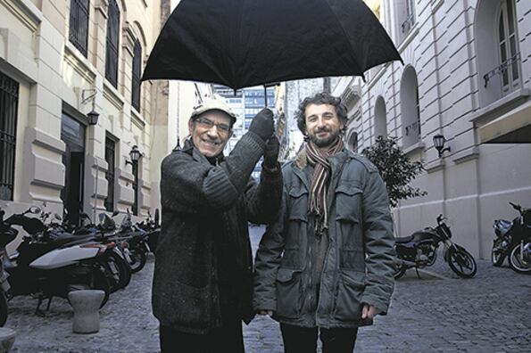 Horacio Fontova y el director del octeto La Hoguera, Julián Corach, participaron de las asambleas abiertas.