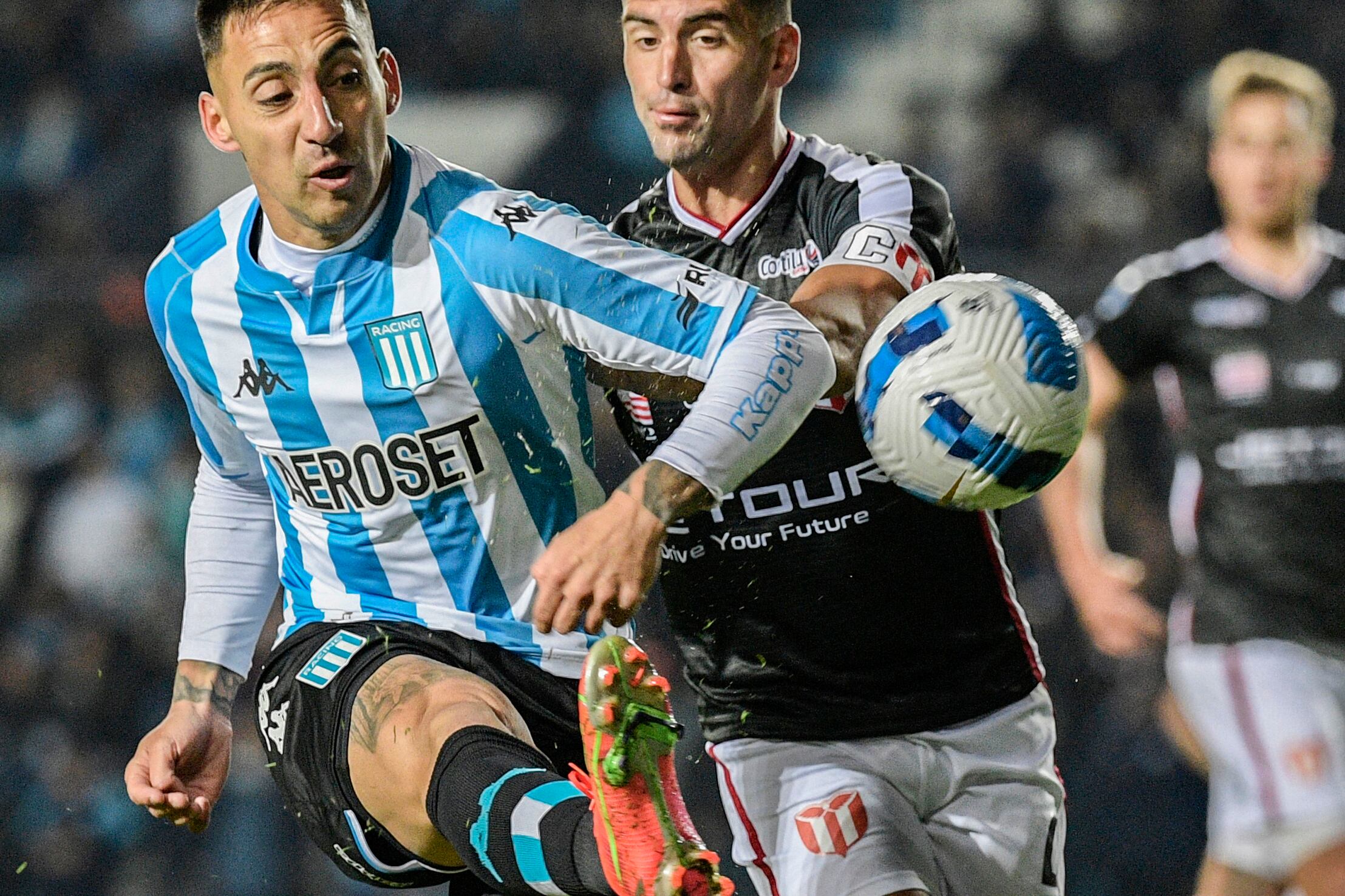 Javier Correa le pega a la pelota ante la presión de Salaberry.