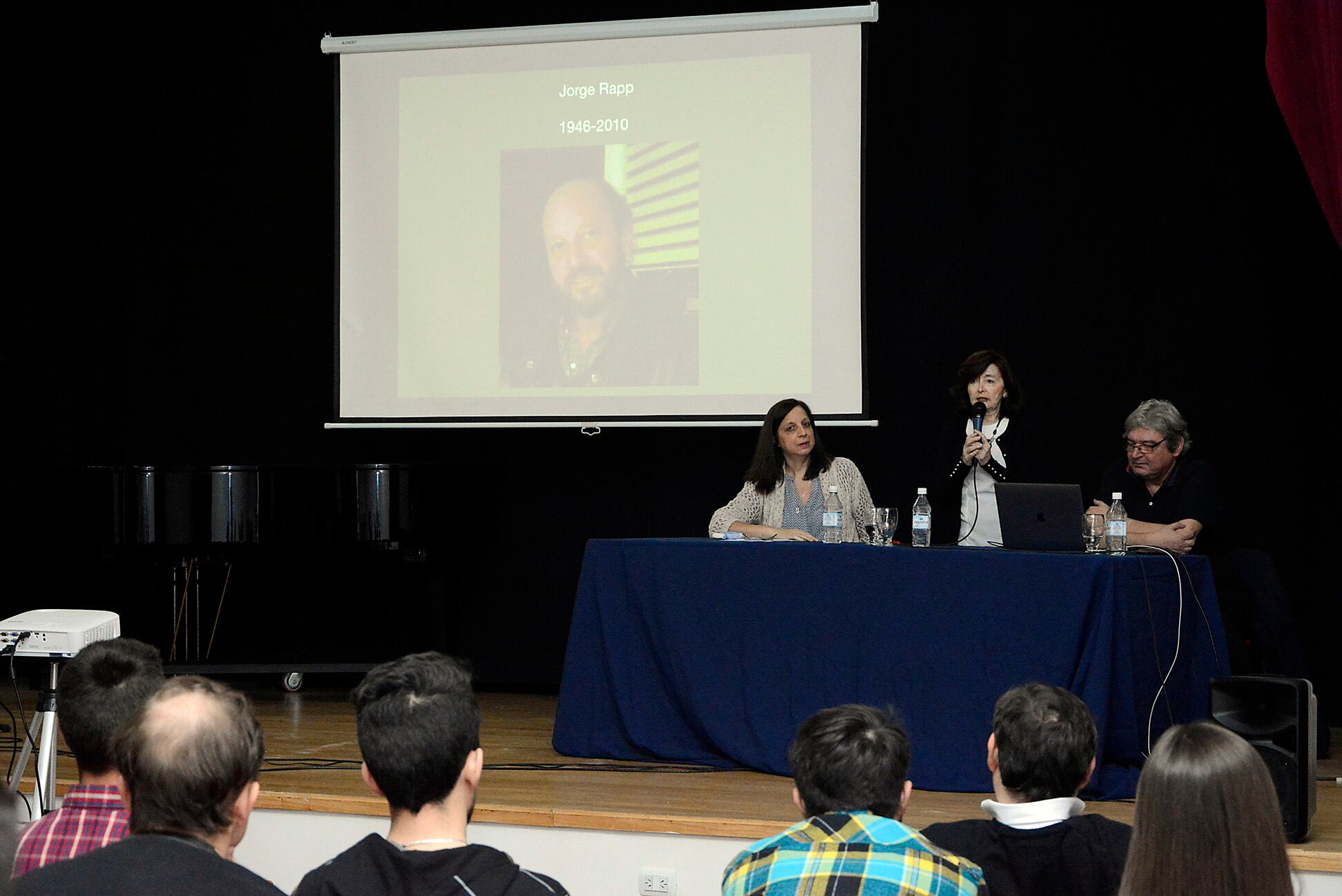 Gabriel Data, a la derecha, fue uno de los impulsores con la directora de la escuela, Adriana Notta.