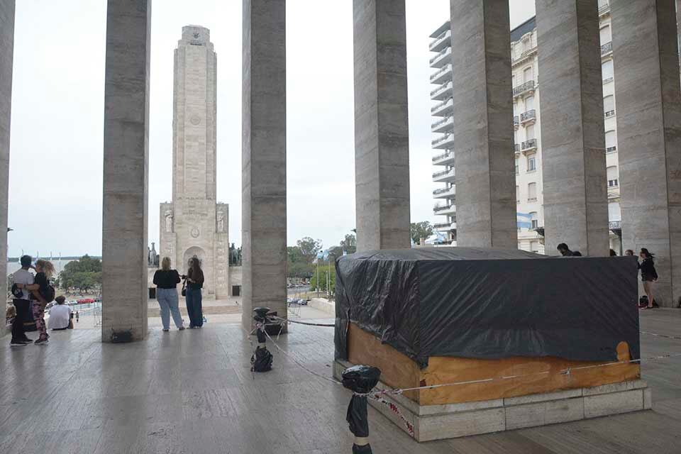 La urna con la llama votiva: clausurada.