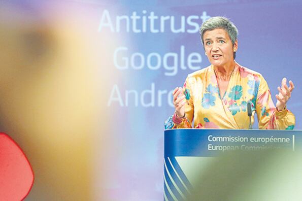 Margrethe Vestager, comisaria europea de Competencia, explica la multa en conferencia de prensa.