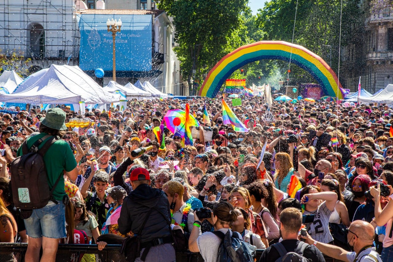 Una multitud en Plaza de Mayo en la Marcha del Orgullo 2021.