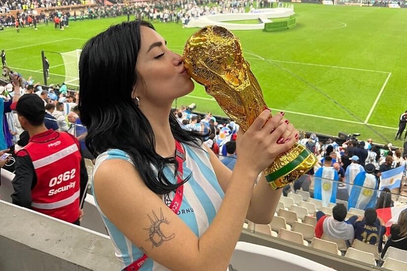 Lali Espósito con la Copa del Mundo. Imagen: @lalioficial.