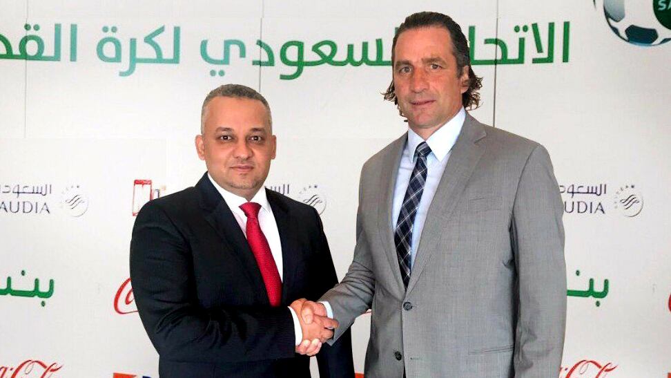 Pizzi y el presidente de la Federación de Fútbol de Arabia Saudita, durante la firma del contrato.