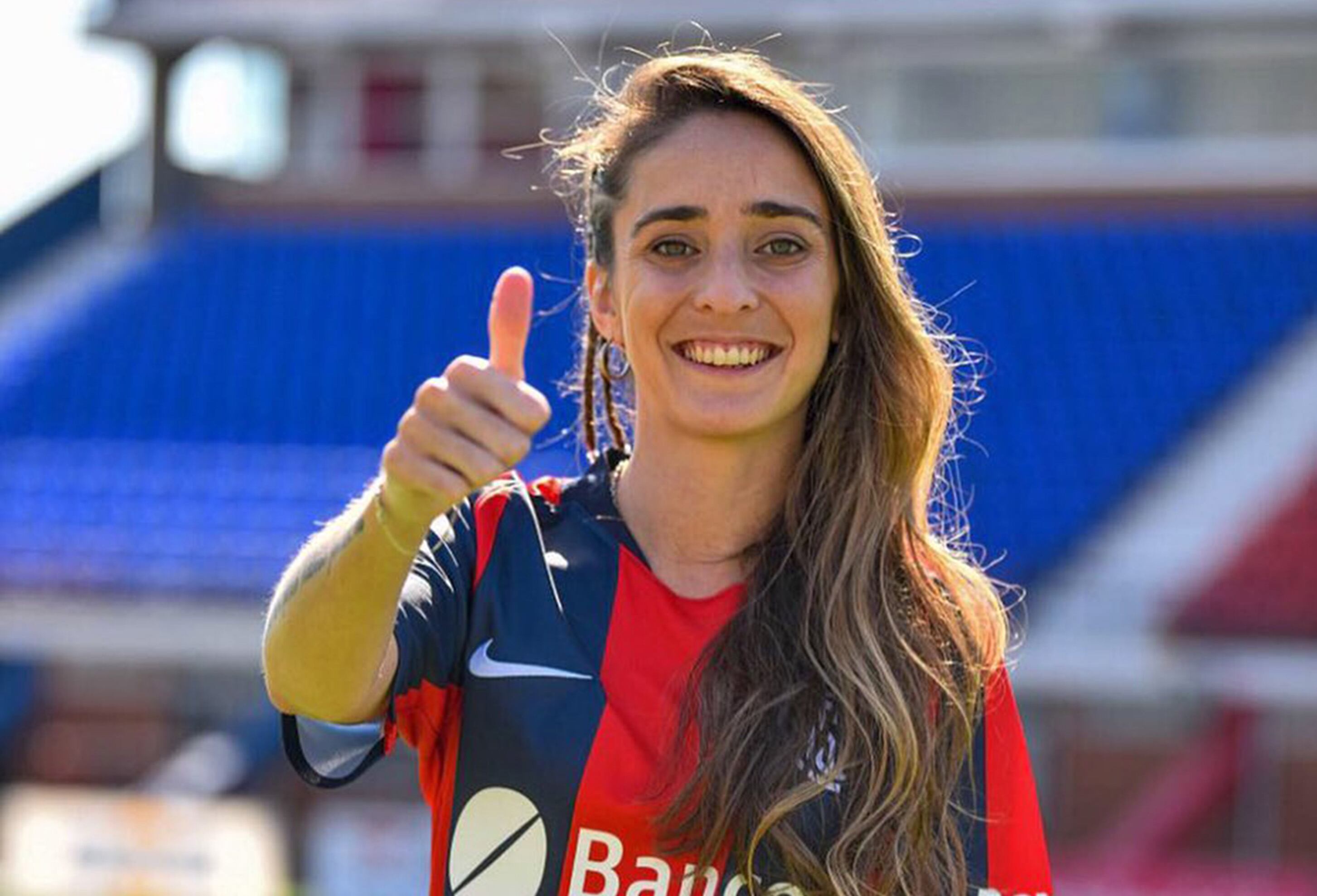 Macarena Sánchez con la camiseta de San Lorenzo.
