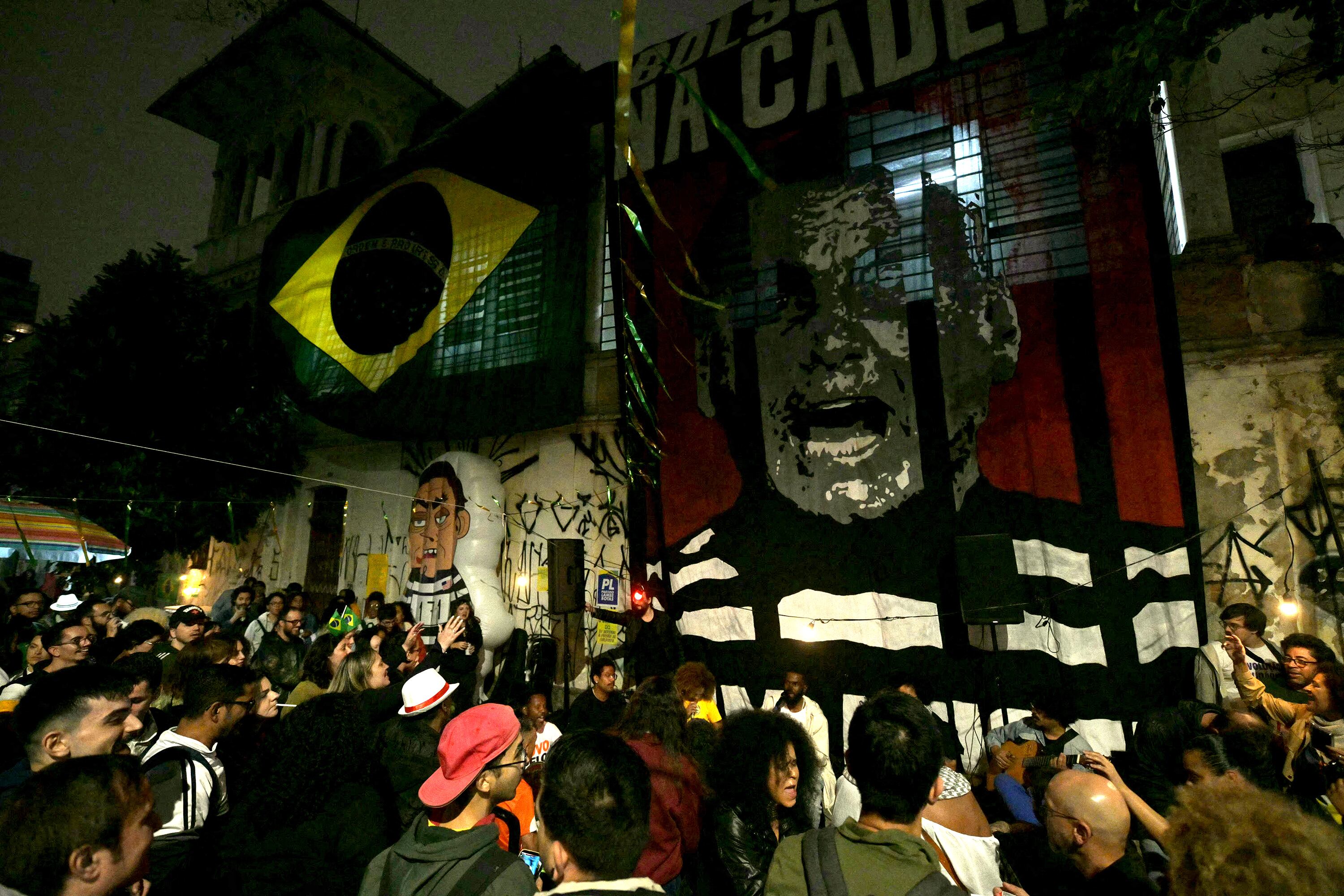 Festejos por la condena de Bolsonaro en San Pablo.