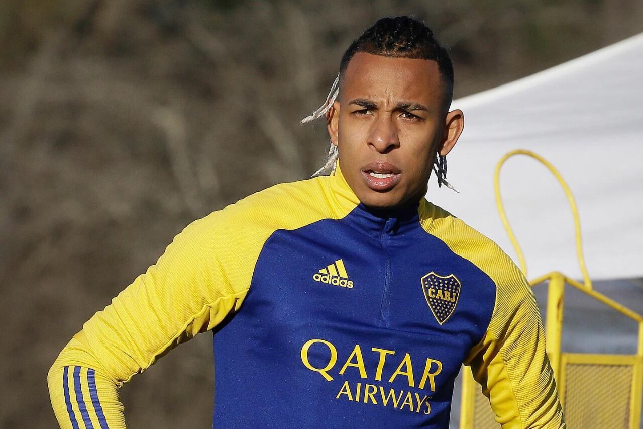 Sebastián Villa, afuera.