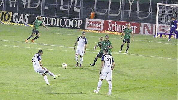 Con un tiro libre, el paraguayo Cecilio Domínguez había adelantado a Independiente en el marcador.