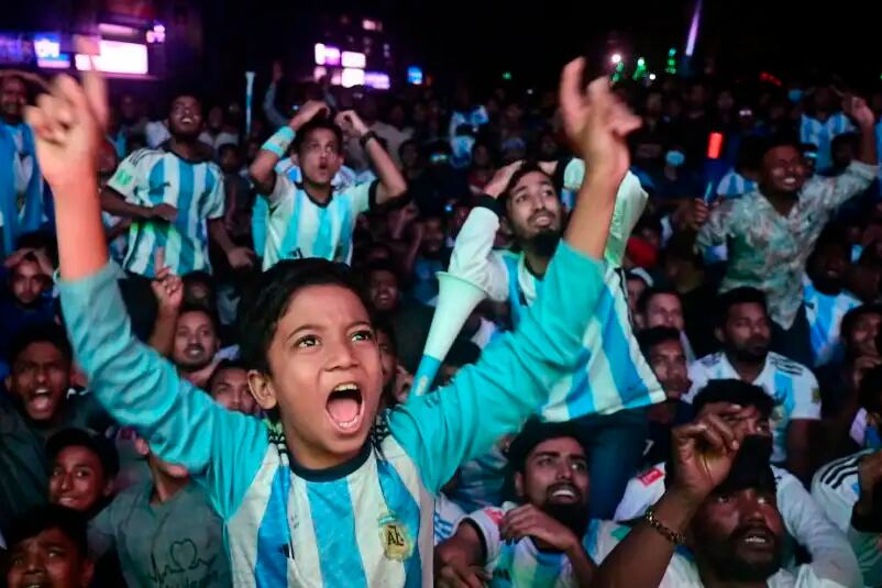 hinchas de Bangladesh miran y alientan a la Selección Argentina.