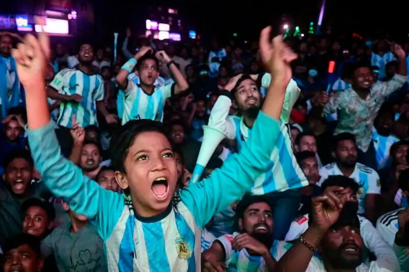 hinchas de Bangladesh miran y alientan a la Selección Argentina.