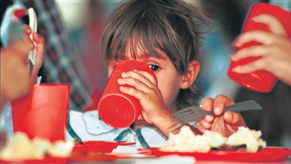 Los alumnos reciben desayuno, almuerzo y merienda en las escuelas.