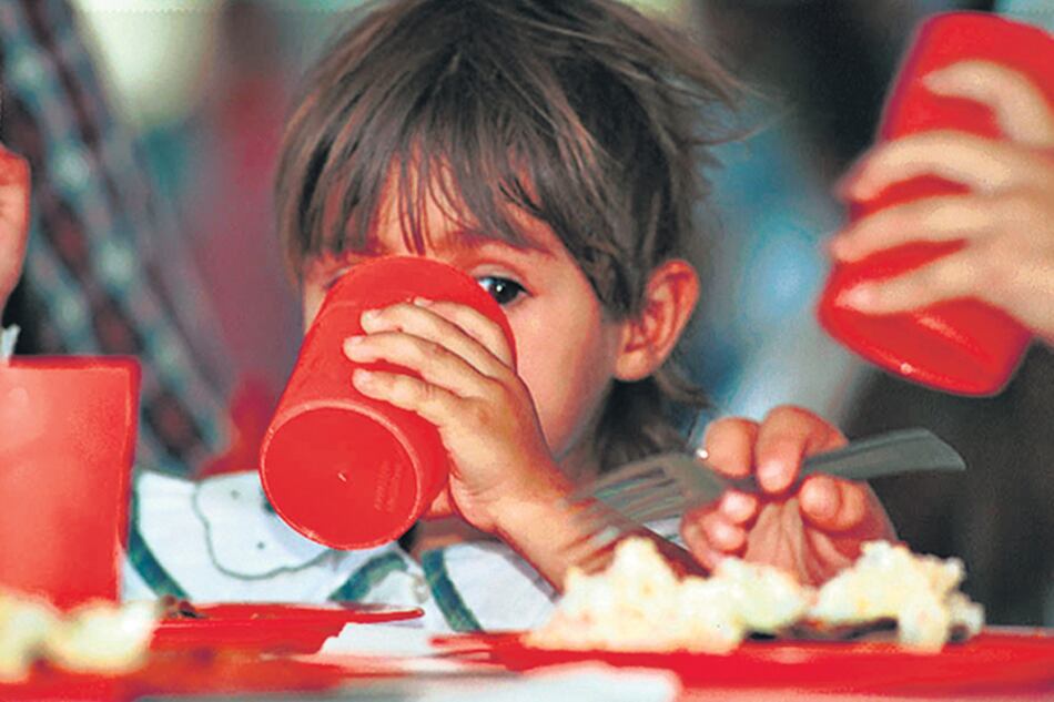 Los alumnos reciben desayuno, almuerzo y merienda en las escuelas.