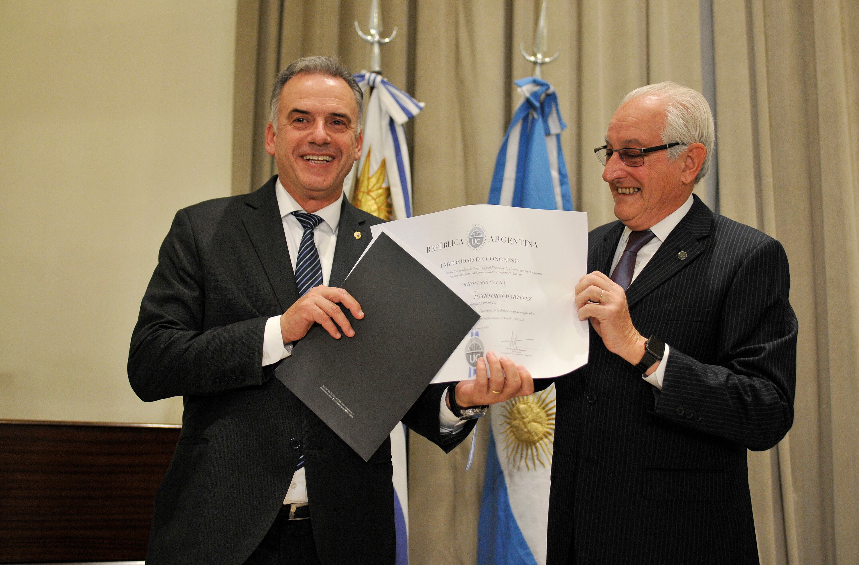 Yamandú Orsi recibió el honoris causa de manos del rector de la Universidad de Congreso, Rubén Bresso