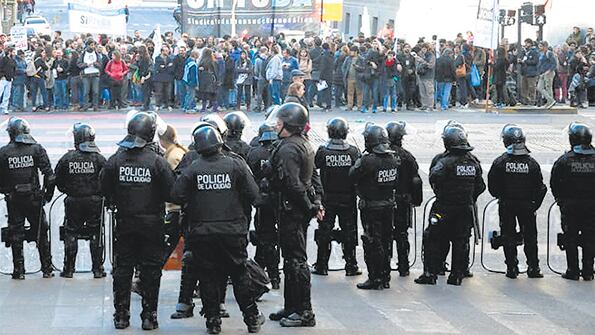 Los trabajadores de Télam y el sindicato de prensa marcharon hasta las oficinas de Hernán Lombardi.
