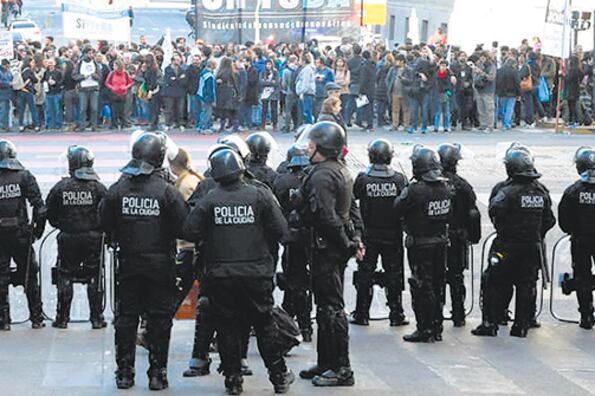 Los trabajadores de Télam y el sindicato de prensa marcharon hasta las oficinas de Hernán Lombardi.