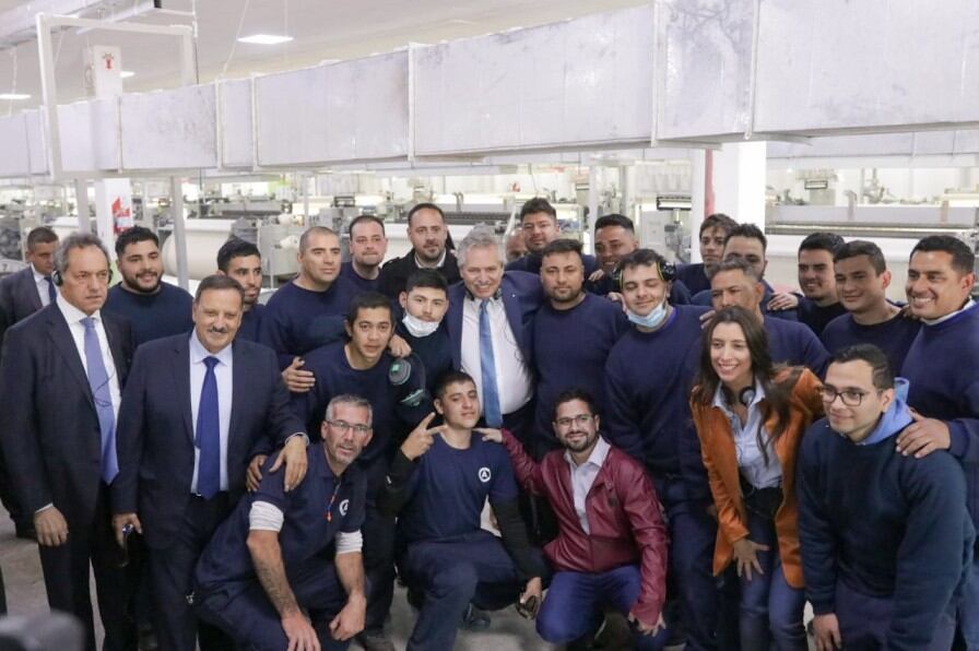 El Presidente con trabajadores de la fábrica textil.