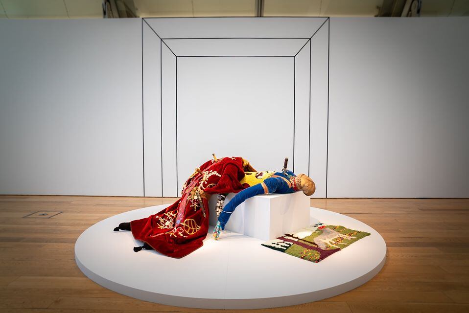 Nushi Muntaabski, El infortunio, 2018
Terciopelo ruso, oro, mosaico veneciano, cuchillos de caza, pelos, anillos, bordados.