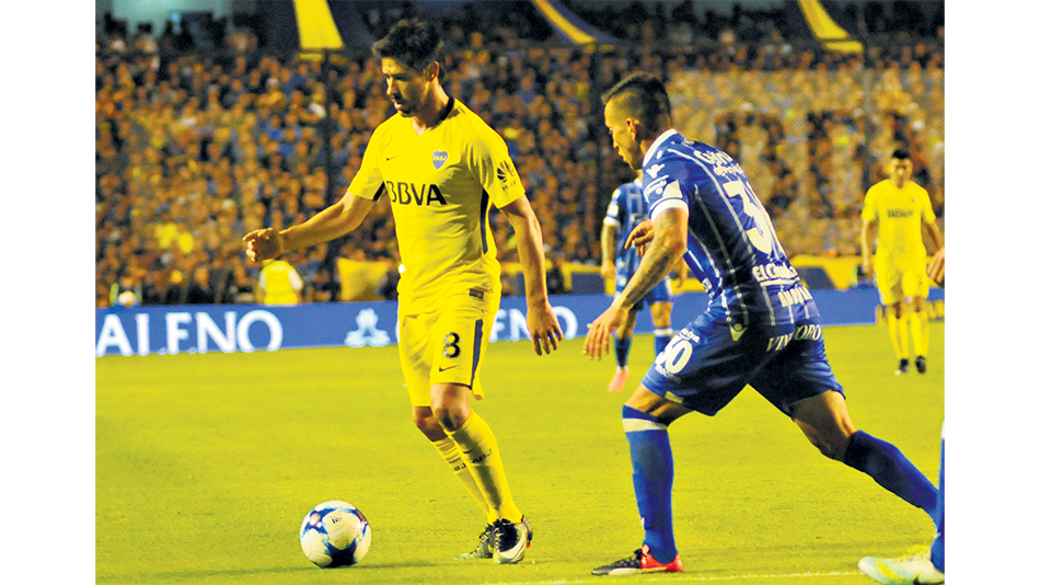 La estampa de Pablo Pérez para tener el control de la pelota y darle salida a su equipo, mientras Andrada sólo puede observar la maniobra de su rival.